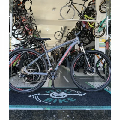 Bicicleta Alumínio Aro 29 Oggi Hacker Sport, Shimano Tourney 21 Velocidades Quadro 17" 2024 - Grafite com Vermelho e Preto