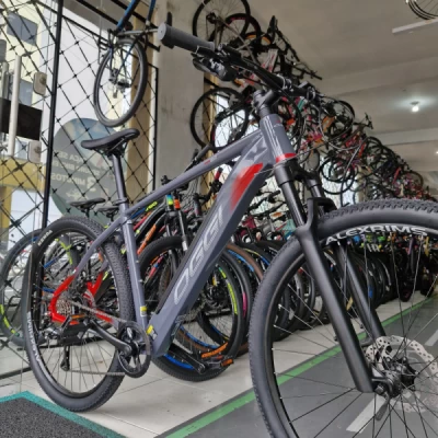 Bicicleta Elétrica Alumínio Aro 29 Oggi BW 8.0, 8 velocidades Shimano Acera, Quadro 19" 2024 - Cinza com Vermelho