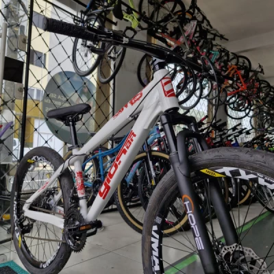 Bicicleta Alumínio Aro 26 Gios FRX, 21 velocidades Cambio Shimano, Aros VMAXX, - Branco com Vermelho