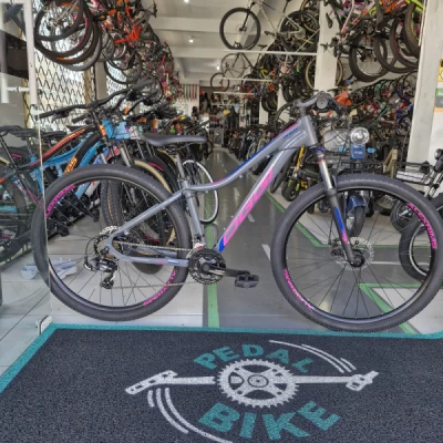 Bicicleta Alumínio Aro 29 Oggi Float Sport, Shimano Tourney 21 Velocidades, Quadro 15", Ano 2024 - Grafite com Rosa e Azul
